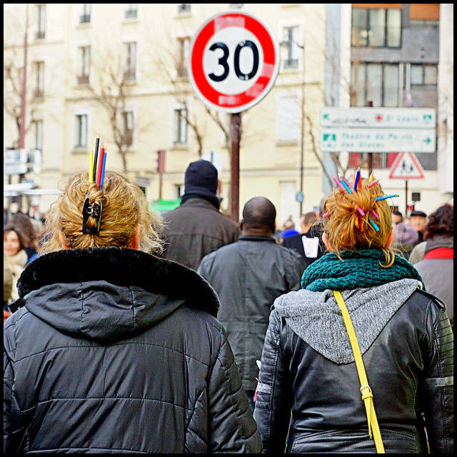 crayons et cheveux en liberté